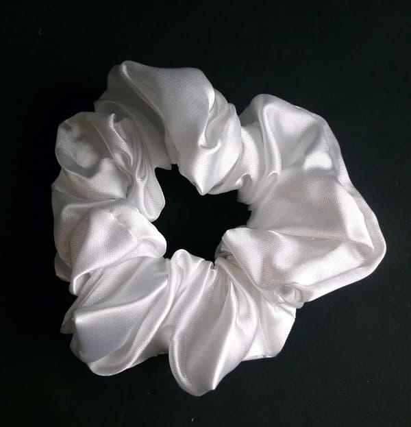 Valkoinen polyesterinen scrunchie