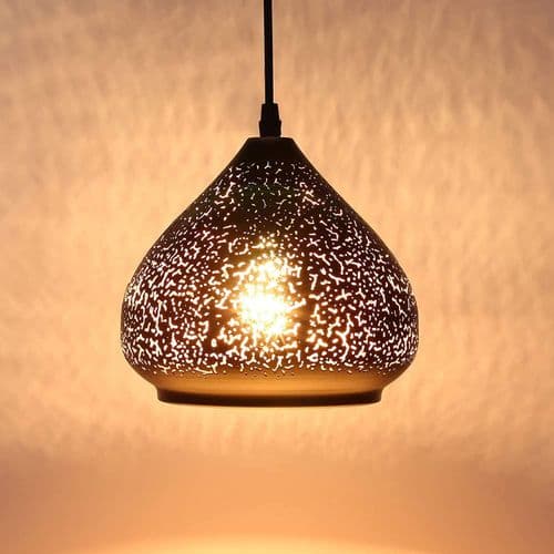 Pendellampe med perforeret design i sort og guldmetal