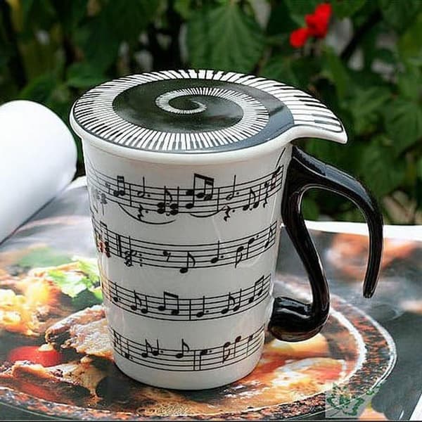 Unika kaffekoppar i keramik med lock, notlinjer och noter