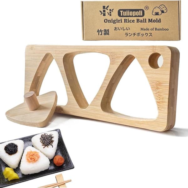 Risbollskit med bambuformar, inklusive pressplatta och triangulär sushiform, för japansk matlagning. Klassisk risbollsmaskin i trä