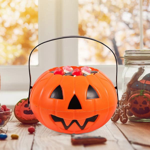 Håndholdt græskarsspand i plast til Halloween-slik til fest