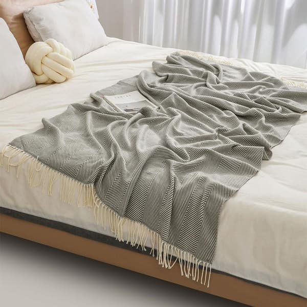 Koselig teppe, sengeteppe, sofa, ullteppe, teppe, pledd, sofadeppe, fluffy sofadeppe, merinoteppe, fluffy varmt teppe grå grey 130*220cm