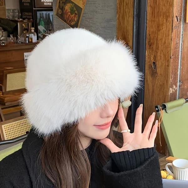 Blød og fluffy bucket hat i imiteret pels – Dame oversized varm vinterhat (Hvid - 1 hat) off-white
