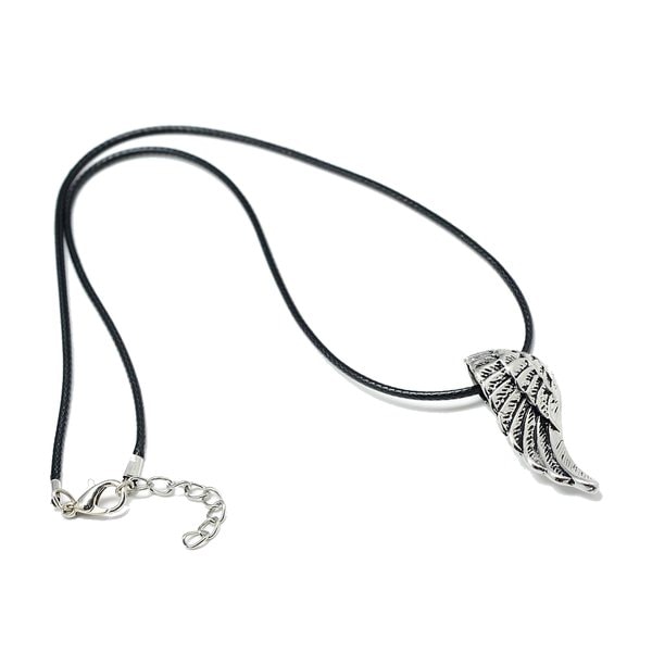 1 Halsband svart med stort vinge