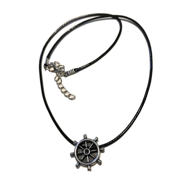 1 svart halsband med berlock roder