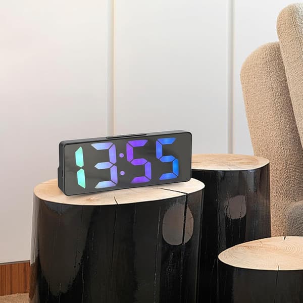 Vækkeur med stort display til soveværelser, justerbart bordur med USB-opladerporte