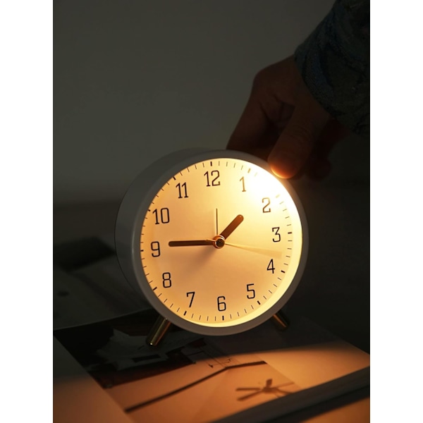 Vekkerklokke 4,5 tommer Analog Lydløs Seng Klokke Liten Skrivebordsklokke Hvit