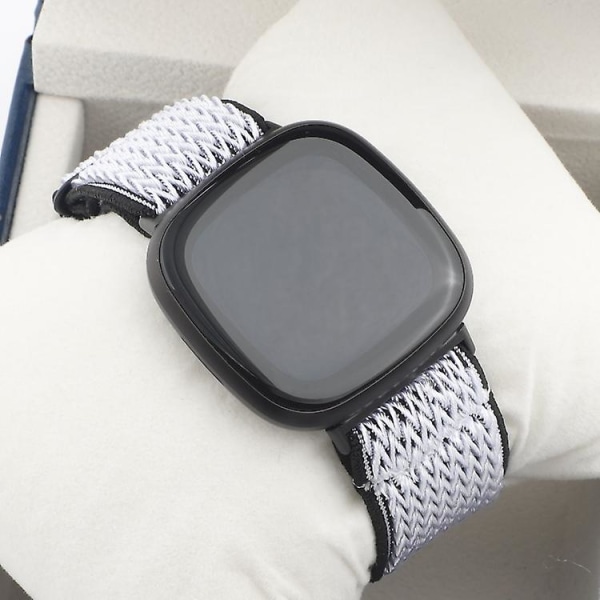 Til Fitbit Versa 4 / Sense 2 Universal Wave Nylon urbånd White Black