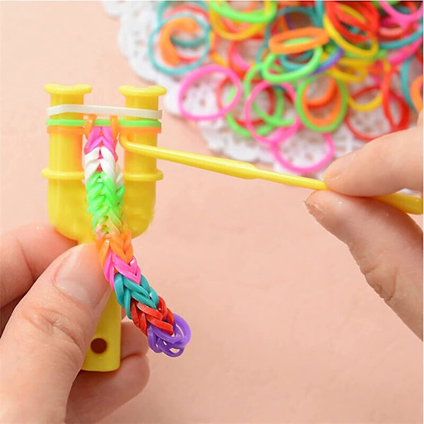 (32 rutenett) Elastiske armbåndsett, gjør-det-selv-armbåndsett, elastisk armbåndsvevstol, 23 farger gummibånd + perler + sjarm + bokstaver +