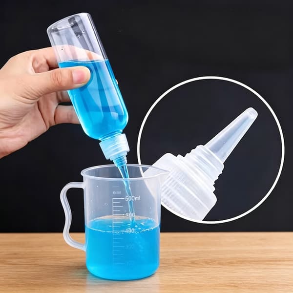 Transparenta flaskor med fin spets lämpliga för exakt vätskemätning 200ml