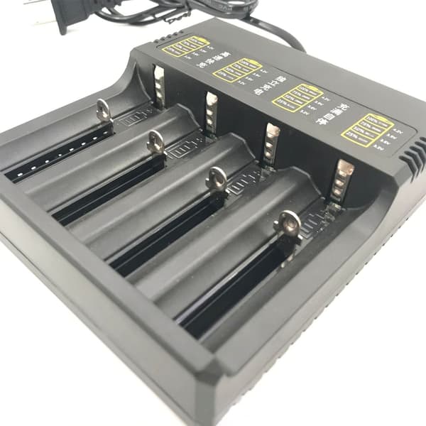 Effektiv 4-rums lithium batterioplader dock til flere størrelser og kapaciteter