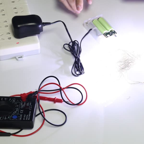 AA batterieliminator justerbart kabel til LED-lys EU-drevet ledning