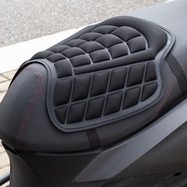 Ventileret motorcykelpude med højelastisk EVA-lag og skridsikre overflader null - Extra large saddle