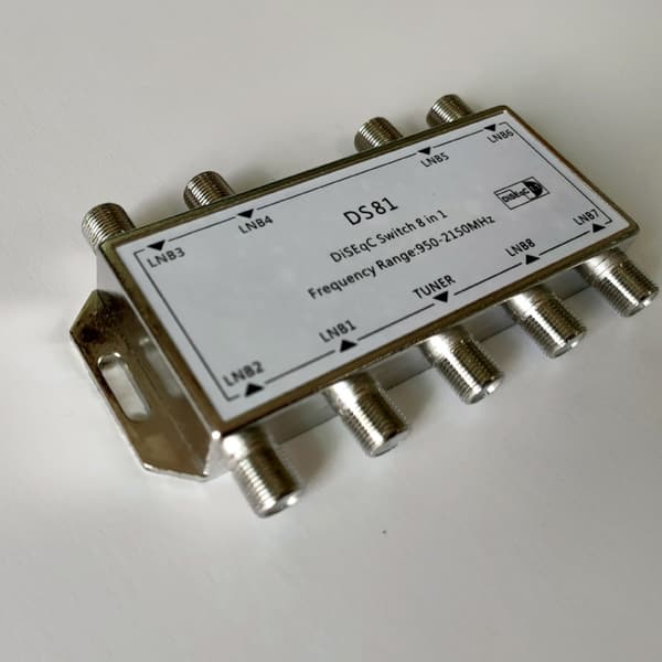 Avancerad 8-ingångs satellit-TV-signalswitcher idealisk för utomhusinstallation