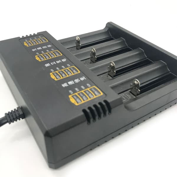 Effektiv 4-rums lithium batterioplader dock til flere størrelser og kapaciteter