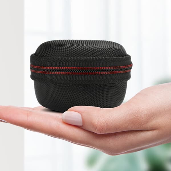 Resevänligt hörlursfodral som erbjuder slagtålighet och stänkskydd för Burmester True Wireless-headset Black