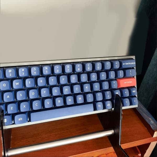 Akrylstativ til computer, mekanisk tastatur og tablets, der giver en pæn løsning null - Single layer