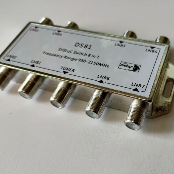 Avancerad 8-ingångs satellit-TV-signalswitcher idealisk för utomhusinstallation