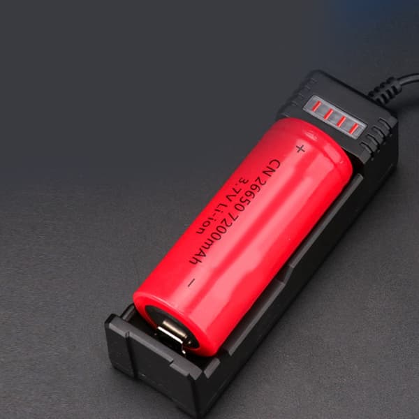 Lataussovitin USB-portilla, kompakti latauslaite koti- ja ulkokäyttöön