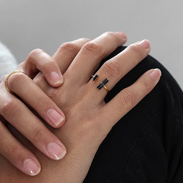 18K forgyldt ring med sort zirkon, justerbart åbent design, damering, gave.