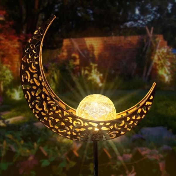 Udendørs solcelledrevet måneformet lampe og lanterne, havepynt i harpiks med solcellelampepæl