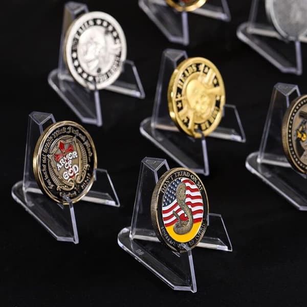 Mini akryl staffeli display stander til samlermønter - Sæt med 20 stk. - Klar plast - Base til Pokemon postkort, medaljer og emblemer