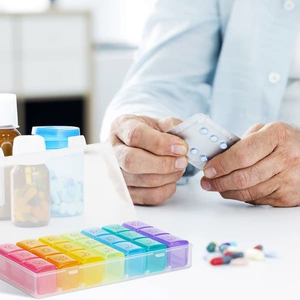 7-dagers pilleorganisator med 21 rom - Ukentlig planlegger for morgen, middag og kveld - Medisiner, vitaminer, kalsium