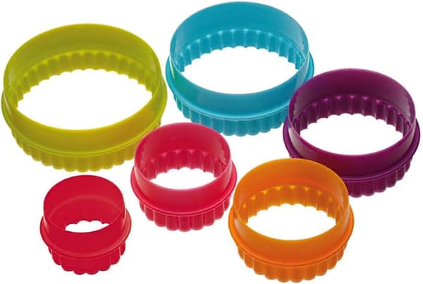 Sett med seks blomsterformede kakeutstikkere i plast