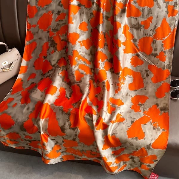 Stor orange-brun abstrakt kamouflage silkeslen satinsjal/scarf