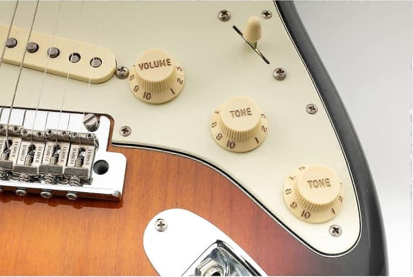 Ultra Universal Fitting Størrelse Strat Knapper 2 Tone 1 Volume Sæt til Fender Stratocaster ST Style Elektrisk Guitar, Pergament