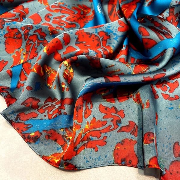 Sidenscarf/sjal, med grått, rött och blått abstrakt tryck, i jugendstil.
