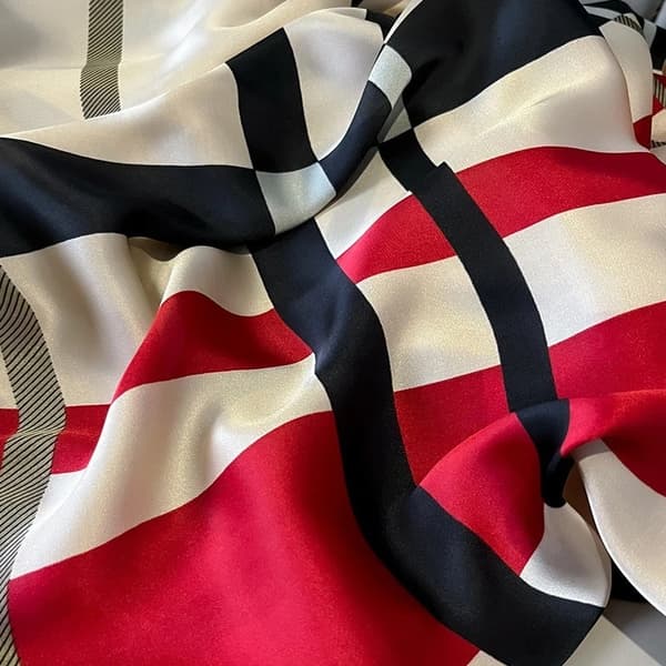 Silkeblød beige, rød og sort ternet tørklæde/sjal | Dame satin plaid print