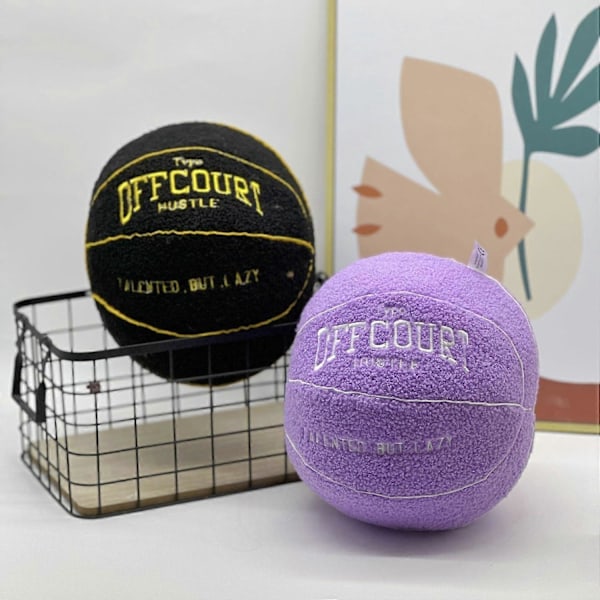 2023 Ny Offcourt Basketbollkudde, 11 tum Basketbollformad Kudde Teddy Fleece Broderad Basketbollkudde Fuzzy Plysch Leksakspresenter för Barn Pojkar Purple