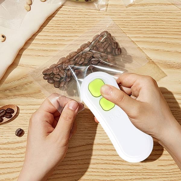 Minisnackspåsförseglare, 2-i-1 Mini Termisk Förseglare, Uppladdningsbar Plastpåsförseglare med Magnetisk Bas för Plastpåsar, Snacks, Chippåsar, Vit