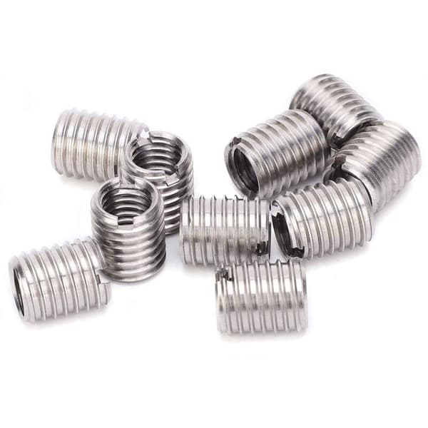 10 stk. innsatsmutter, innvendig gjenge M8 1,25 til utvendig M10 1,5, 12 mm lang, bunnhull 9,0 mm, rustfritt stål