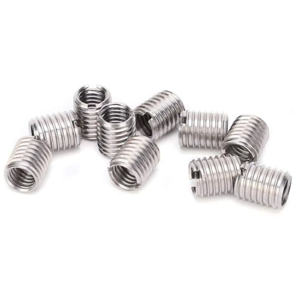 10 stk. innsatsmutter, innvendig gjenge M8 1,25 til utvendig M10 1,5, 12 mm lang, bunnhull 9,0 mm, rustfritt stål