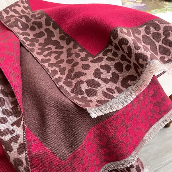 Rødt og grått leopardmønstret sjal/skjerf, ekstra stor pleddstørrelse, kasjmir-lignende tekstur med dusker.