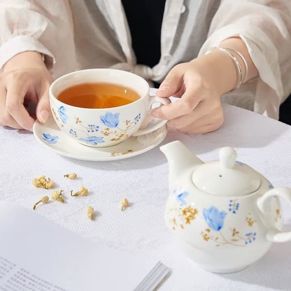 Porcelænsttesæt til én med orkidémønster - Tekande 476 ml og kop 350 ml - Elegant blomsterdesign