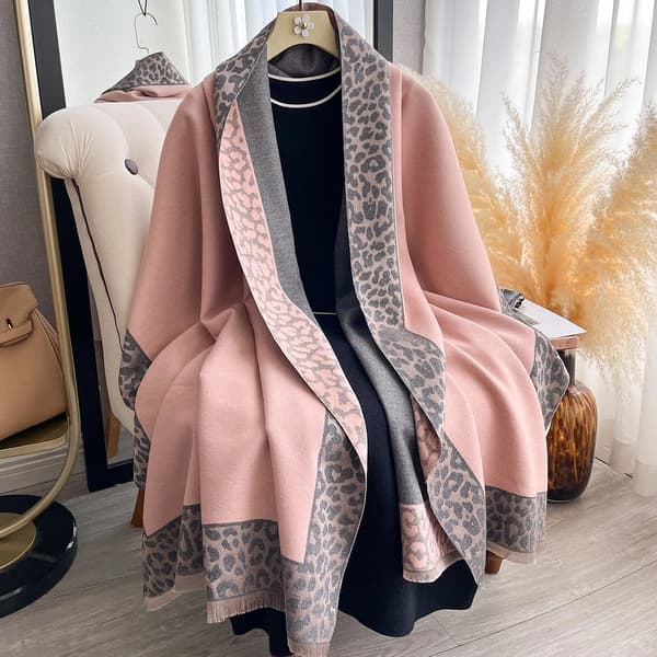 Lyserød-grå leopardprint sjal/tørklæde, oversized tæppe-stil, med cashmere-lignende tekstur og kvaster.