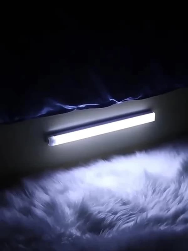 Sett med 6 lyse, lysfølsomme LED-skaplamper, kompakte og blendfrie.