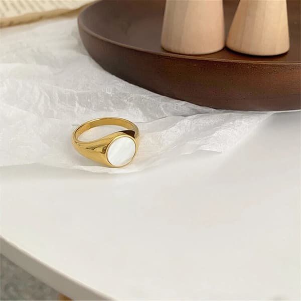 Dame 18K gullbelagt rustfritt stål perlemor rund ring, størrelser 6-10. 7