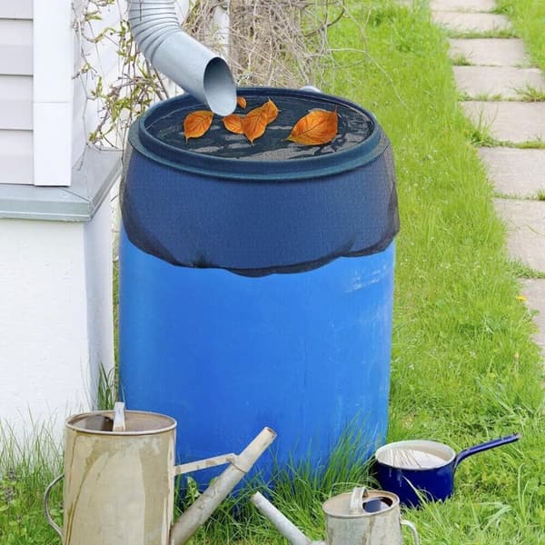 Beskyttelsesovertræk til vandopsamlingsspand. Finmasket, insekt-sikker. Snoretræk-lukning. Rivefast polyester.