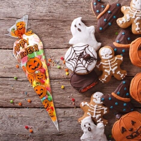 100 stk. 33 x 17 cm kjegleformede cellofanposer med 100 bånd til jule- og halloweenfester