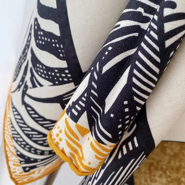 Ny vårkolleksjon, vendbart sjal/skjerf i silke- og ullblanding med trykt design. dark yellow