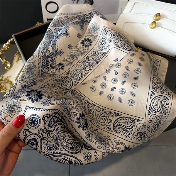 Paisleymönstrad blå och vit fyrkantig silkescarf, 68 cm.