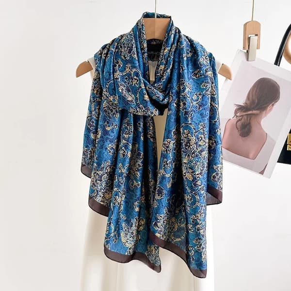 Barock blå och guld silkesscarf/sjal; en polyester, silkeslen och elegant sjal.