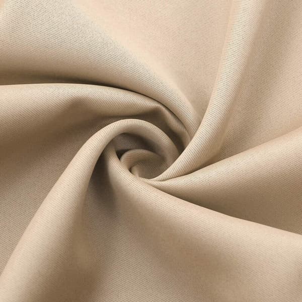 Beige blendingsgardin, 96,5 x 114,3 cm. Blockerer 90-99 % av lyset. Termisk og akustisk isolasjon. Sett med 2.