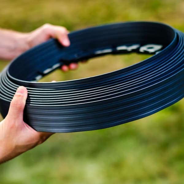 20 meter trädgårdskant i plast med 60 förankringsspikar, flexibel gräskant, gräskant med robusta spikar, trädgårdsidé, 50 mm höjd, antracit