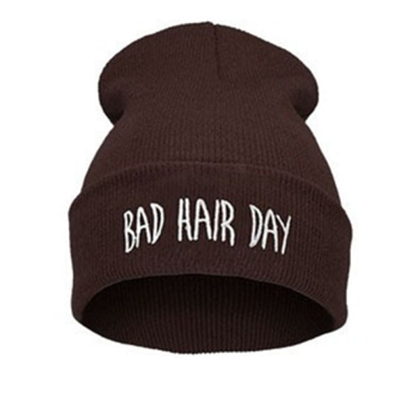 Mössa Acrylic med texten “BAD HAIR DAY” - vinröd vinröd