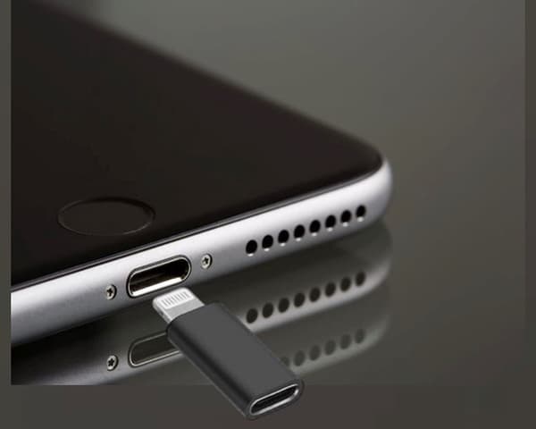Musta USB-C–Lightning-sovitin – puhelimille, tableteille, muille Lightning-laitteille